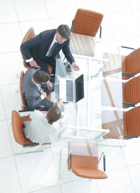 Yukarıdan görüntüleyin. İş takım masasında.