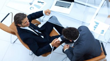 top.handshake meslektaşlarıyla görüntülemek