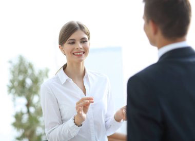 iş kadın bir meslektaşı ile söz..