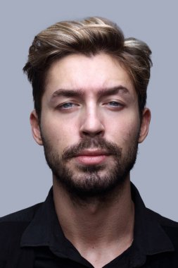 yakın çekim yakışıklı genç bir adam portresi