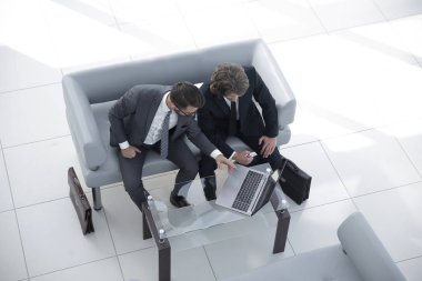 dizüstü bilgisayarda veri tartışırken iş arkadaşları.