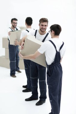 Fotoğraf işçileri taşınırken birbirlerini kutular..