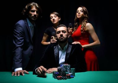 Çekici genç beyaz adam olun bahis casino