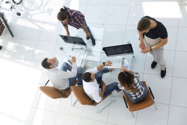 Üstten Görünüm yaratıcı ekibi ofiste çalışıyor