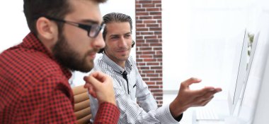 iki çalışanı Satış istatistikleri tartışıyor