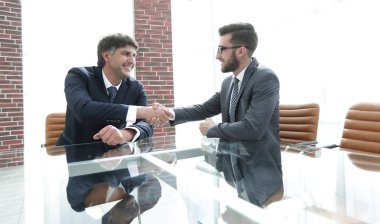 İş ortakları sözleşme tartıştıktan sonra el sallamak