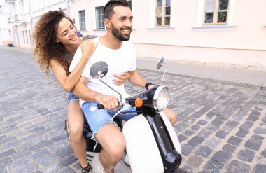 Mutlu çift retro motosiklet sürme tam uzunlukta yan görünüm