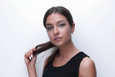 genç kadın saçlarını elleriyle dokunuyor