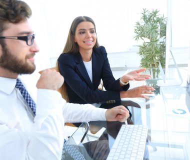 işadamı ve bir masada oturan kadın Yardımcısı