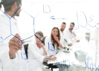 şeffaf yönetim kurulu ile görüntüleyin. bir bilim adamı bir raporu yapar.