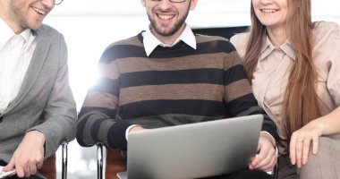 dizüstü bilgisayarda çalışan işçilerin