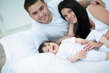 Harika bir aile sabah yatak odasında