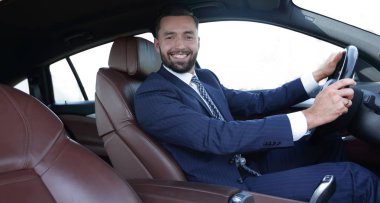 bir araba kendine güvenen işadamı portresi