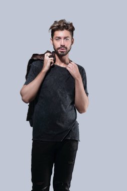 Gri bir arka plan üzerinde bir trendy sakallı adam portresi