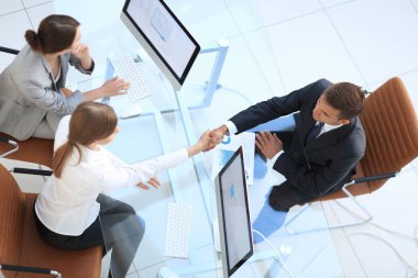 En baştan görüntüleyin. el sıkışma üst düzey yönetici ve çalışan Resepsiyon yukarıda