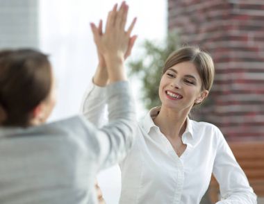 İş ekibinin üyeleri birbirlerine beşlik çakıyor..