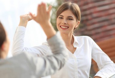 İş ekibinin üyeleri birbirlerine beşlik çakıyor..