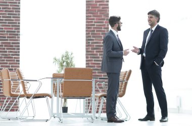 İki şirket yöneticileri iş ofiste söz.