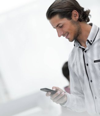 yakışıklı işadamı metin haber üstünde hareket eden telefon