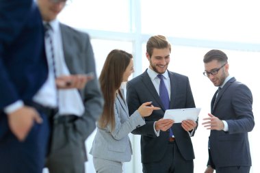 Modern ofiste tablet kullanan mutlu iş arkadaşları