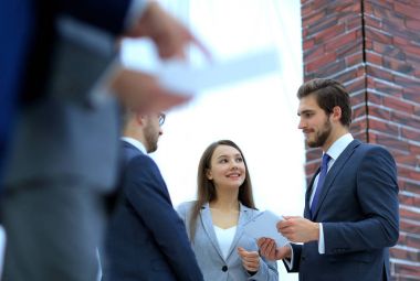 İş insanlar toplantı Office ve projeyi tartışmak