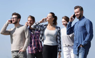 akıllı telefonlar ile gençlerin bir grup closeup.