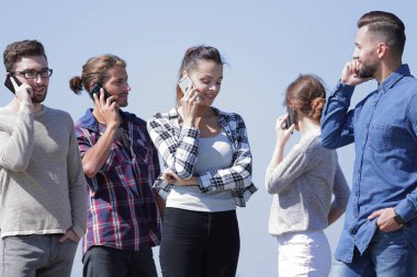 genç insanların onların akıllı telefonlar üzerinde.