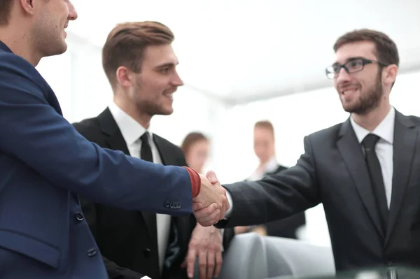 チームメンバーの前で取引と握手を締結するパートナー — ストック写真