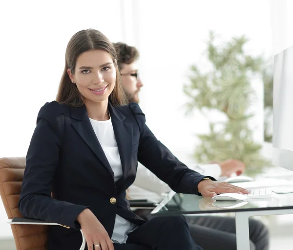 Jeune femme d'affaires assise au bureau — Photo