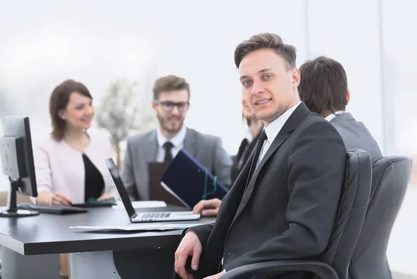 Equipe de negócios com um gerente sênior em primeiro plano — Fotografia de Stock