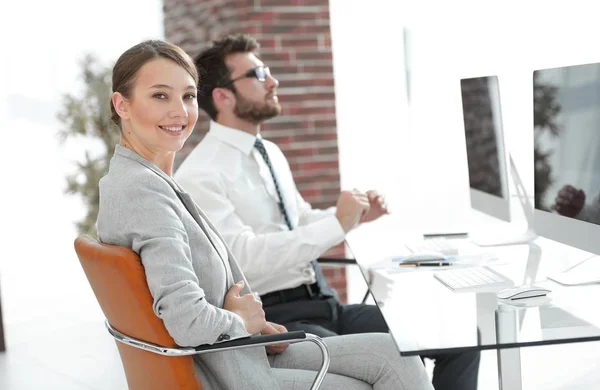 Retrato de mujer de negocios confiada en su oficina — Foto de Stock