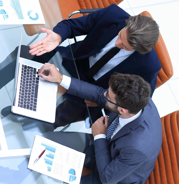 Dois homens de negócios trabalhando no laptop — Fotografia de Stock