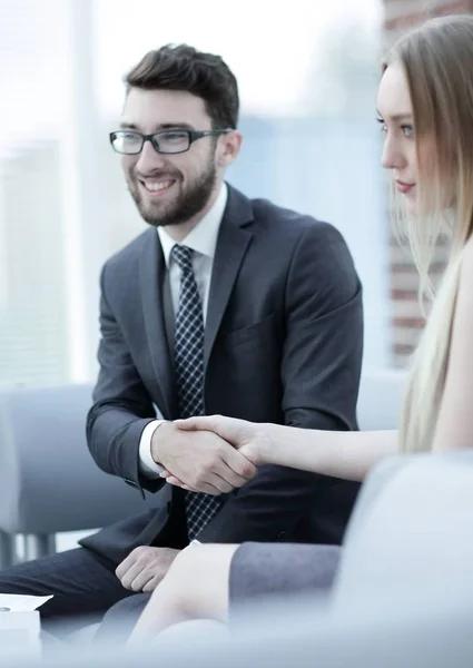 Primo piano di un manager stringe la mano a un cliente abituale . — Foto Stock