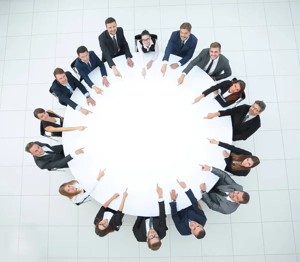 Een groep zakenmensen die aan de ronde tafel zitten. het bedrijfsconcept — Stockfoto