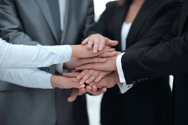 Успешный бизнес-команда с сложил руки вместе — стоковое фото