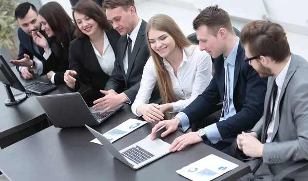 Geschäftsteam am Arbeitsplatz im Büro — Stockfoto