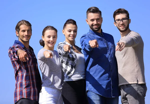 Equipe de jovens mostrando as mãos para a frente — Fotografia de Stock