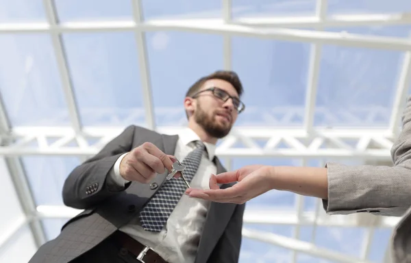 Beskuren bild av fastighetsmäklare som ger husnycklar till man i ämbetet — Stockfoto