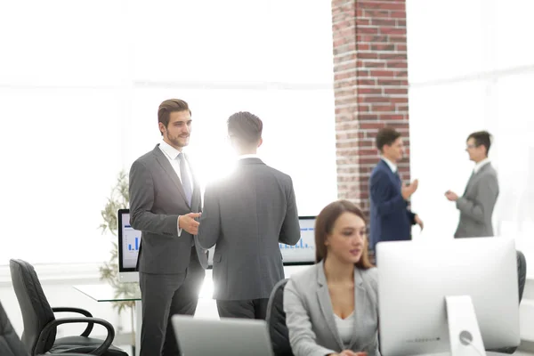 Grupo de socios comerciales que interactúan durante el descanso — Foto de Stock