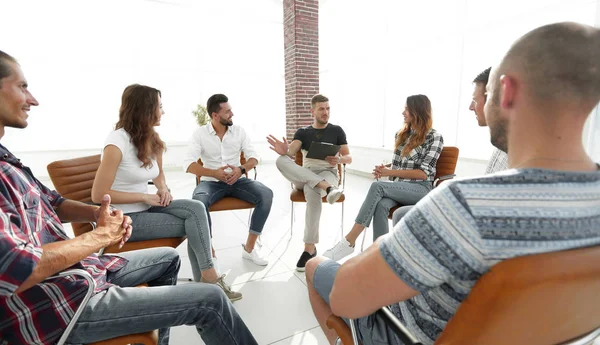 Equipo de negocios discutiendo ideas — Foto de Stock