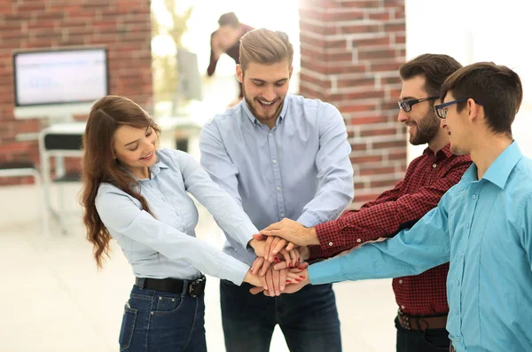 Skupina lidí drží spolu partnerskou týmovou práci. — Stock fotografie