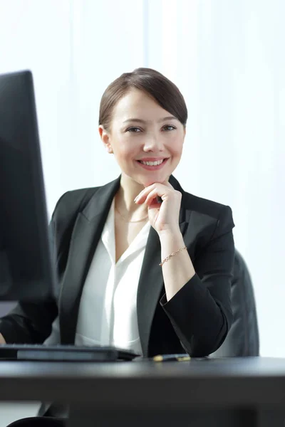 Feliz mujer de negocios escribiendo en la computadora en su escritorio —  Fotos de Stock