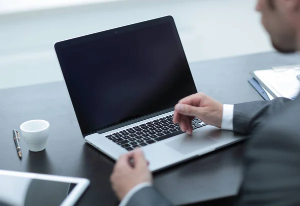 Fechar. colegas de negócios discutindo informações com um laptop . — Fotografia de Stock