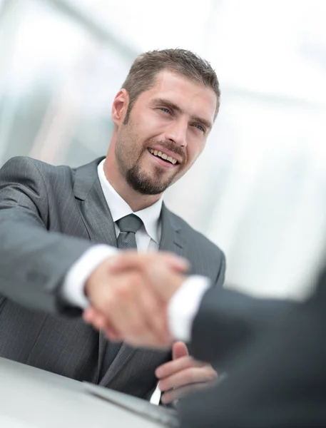 Primer plano .el Administrador da la mano con el cliente —  Fotos de Stock