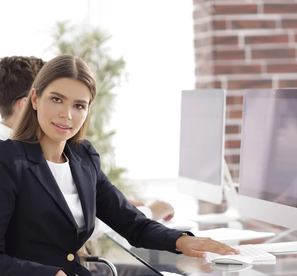 Junge Geschäftsfrau sitzt am Schreibtisch — Stockfoto