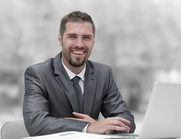 Closeup.smiling hombre de negocios que trabaja con el ordenador portátil — Foto de Stock