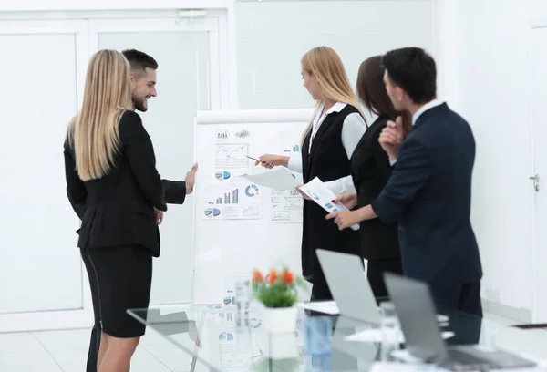 Gente de negocios en la presentación en oficina — Foto de Stock