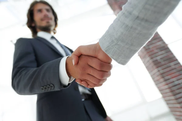 Opgewonden lachende zakenman handshaking partner bij vergadering, — Stockfoto