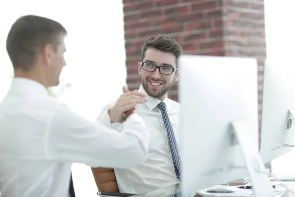 Handshake Manager e cliente em um escritório moderno — Fotografia de Stock