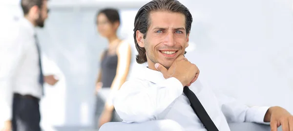 Retrato de empresario pensativo sobre fondo borroso . — Foto de Stock